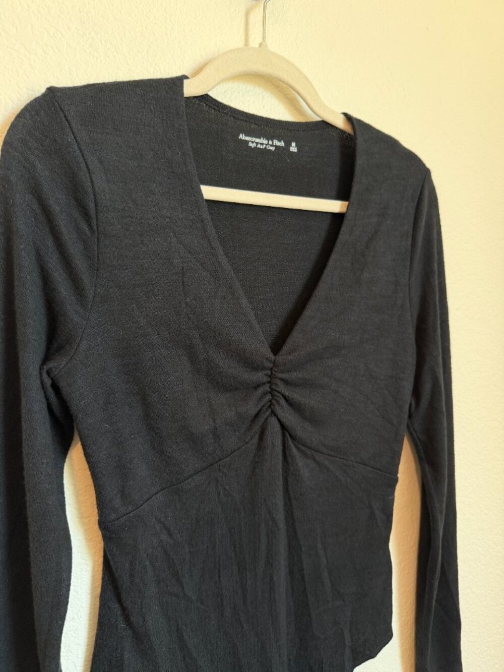 NWT Abercrombie Soft A&F Cozy Ruched V-Neck Bodysuit Black M - Picture 3 of 6